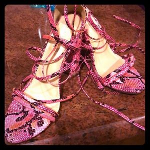 NaAaiCang Strappy unworn brand new Heels.